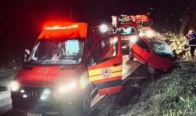 Motorista fica preso às ferragens após carro colidir contra barranco