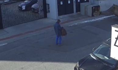 Vídeo: Coletores de recicláveis encontram mochila com equipamentos de R$ 30 mil e devolvem a casal em SC