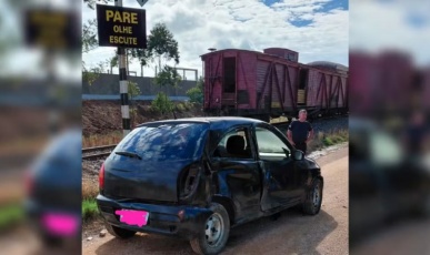 Carro sofre pane mecânica em trilhos e é arrastado por trem no Sul de SC