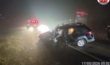 Acidente entre carro e ônibus deixa motorista preso às ferragens em Fraiburgo