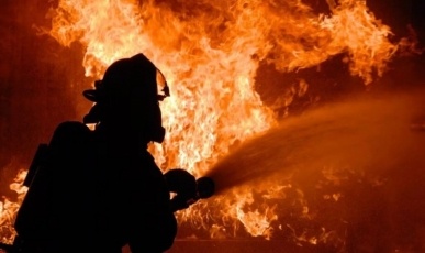 Incêndio em empresa de reciclagem ameaça barracões e mobiliza bombeiros em Videira