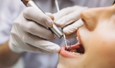 Dentista é denunciada pelo MPSC após paciente sofrer deformações e perda parcial da visão no Oeste