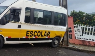 Van escolar colide contra poste em Videira na manhã desta segunda-feira(18)