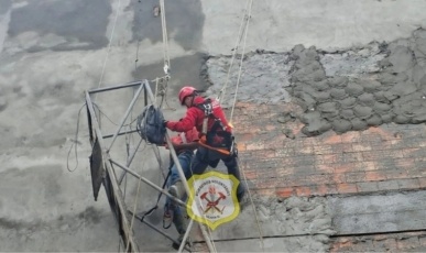 Operário é resgatado após ficar suspenso em obra em Caçador