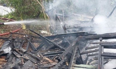 Casa é destruída por incêndio no Centro de Videira