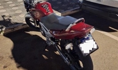 Motociclista é detido após avançar contra barreira policial em Campos Novos