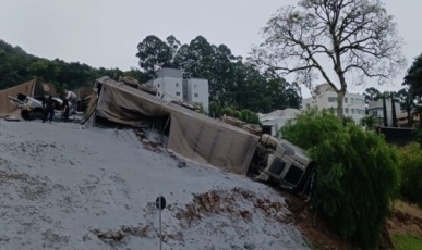 Vídeo: Grave acidente com caminhão de cimento interdita totalmente a BR-282 no Oeste de SC
