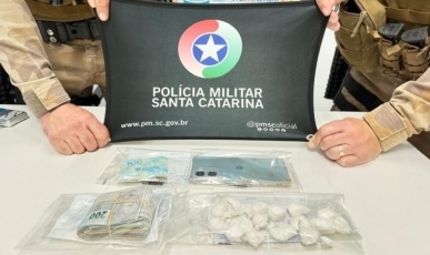 Polícia Militar prende foragido e apreende R$ 12 mil e cocaína em Água Doce