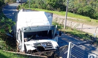 Caminhão derruba poste e colide em muro após ficar sem freios no acesso de Herval