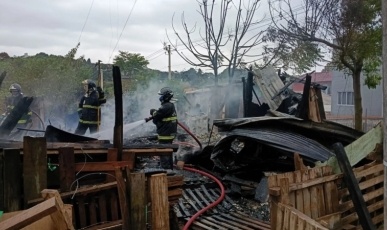 Incêndio destrói casa e deixa família desalojada em Caçador
