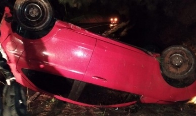 Susto na BR-282: VW Gol capota em Ponte Serrada e ocupantes saem ilesos