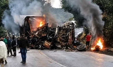 Tragédia na BR-251: Bebê está entre os 8 mortos em batida de ônibus e carreta