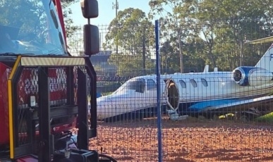 Jato sai da pista durante pouso em aeroclube de SC e mobiliza Bombeiros