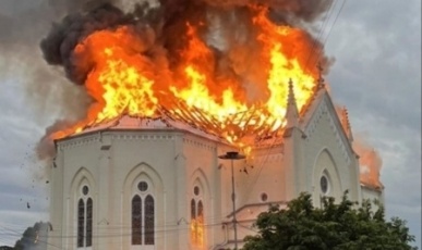 Vídeo: Incêndio atinge igreja matriz de Flores da Cunha no Rio Grande do Sul