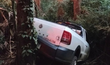 Motorista fica gravemente ferido após sair da pista e bater contra árvore em Fraiburgo