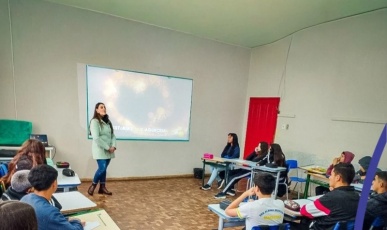 Psicóloga realiza dinâmica sobre conflitos internos com alunos do 8º ano em Macieira