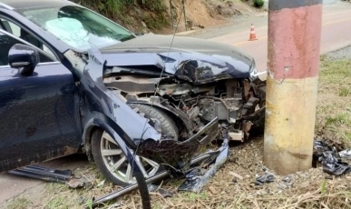 Adolescente pega carro escondido na oficina do pai para “dar uma voltinha” e bate contra poste