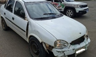 PM recupera carro furtado e prende jovem por receptação em Campos Novos
