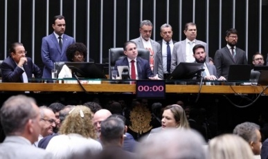 Câmara aprova PEC que acaba com escala 6×1; proposta vai para o Senado