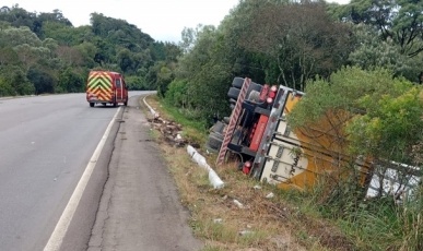 Tombamento de carreta deixa motorista ferido na BR-153