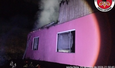 Morador escapa pela janela após incêndio atingir residência no interior de Ibiam