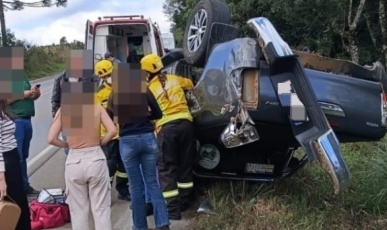 Capotamento após colisão entre três veículos deixa mulher ferida na BR-470