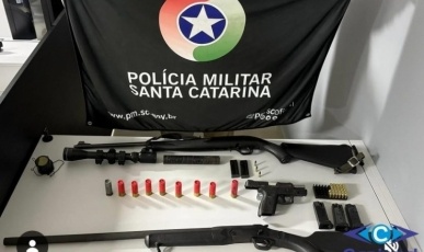 Polícia prende homem por violência doméstica e apreende armas irregulares no Oeste de SC