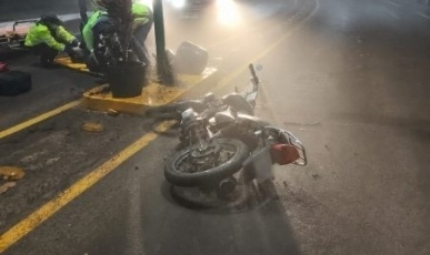 Motociclista fica ferido após colisão contra poste