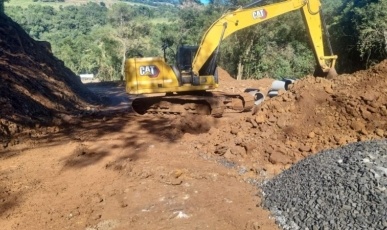 Obras de asfaltamento entre Arroio Trinta e Treze Tílias avançam em ritmo acelerado
