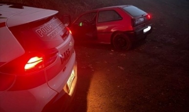 Motorista sem habilitação foge da PM e bate em barranco em Campos Novos