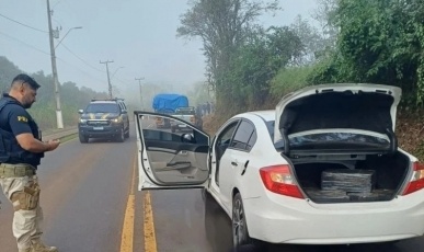 PRF intercepta carro clonado com 120 kg de maconha na BR-282