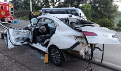 Jovem fica ferida após colisão entre carro e ônibus em Caçador