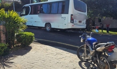 Motociclista fica gravemente ferido após colisão frontal com micro-ônibus em Capinzal