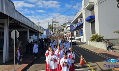 Corpus Christi reúne multidão de fiéis em procissão marcada pela fé, tradição e espiritualidade franciscana entre Capinzal e Ouro