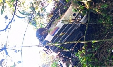 Motorista fica gravemente ferido após carreta tombar em ribanceira na BR-153 (fotos)