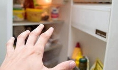 Morador flagra homem dentro de casa furtando alimentos da Geladeira no Meio Oeste