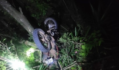 Dois homens ficam gravemente feridos após motocicleta sair da pista em Água Doce