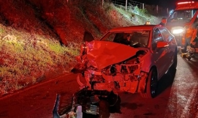 Motorista fica preso às ferragens após colisão entre carro e caminhonete em Brunópolis