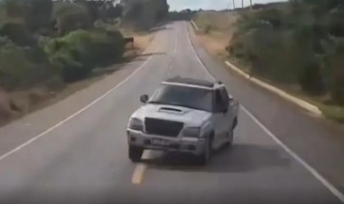 Vídeo de câmera de segurança flagra acidente e PRF prende motorista no Oeste de SC