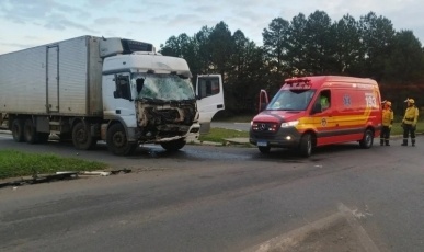 Motorista fica ferido após colisão entre caminhão e carreta no trevo da BR-282