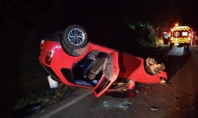 Mulher e adolescente ficam feridas após carro sair da pista e capotar na SC-464 em Salto Veloso