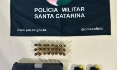 Homem é preso com arma furtada após tentativa de fuga durante ocorrência de perturbação do sossego em Videira