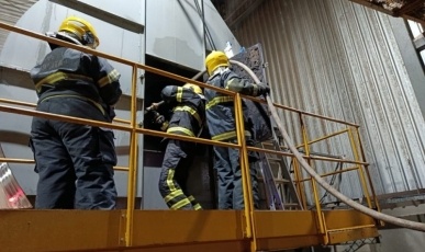 Princípio de incêndio em indústria mobiliza bombeiros em Santa Cecília