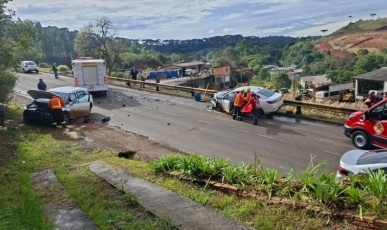 Colisão entre dois veículos deixa motorista ferido em Caçador