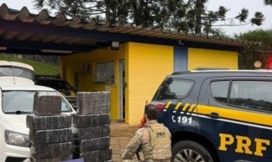 PRF apreende quase 300 quilos de maconha em veículo com suspensão modificada na BR-282