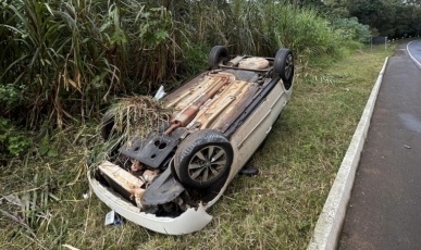 Motorista fica ferida ao capotar veículo em Lacerdópolis