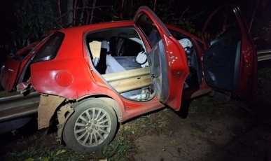 Condutora escapa ilesa após carro ser atravessado por guard rail no Oeste de SC