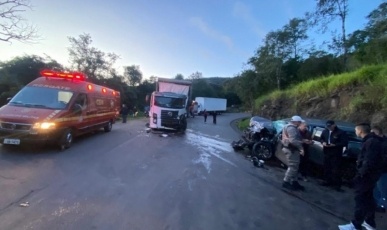 Grave colisão entre carro e caminhão deixa três feridos na BR-480
