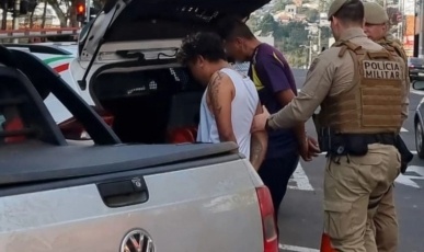 Dois jovens são presos após furtarem loja e ameaçarem funcionárias em Caçador