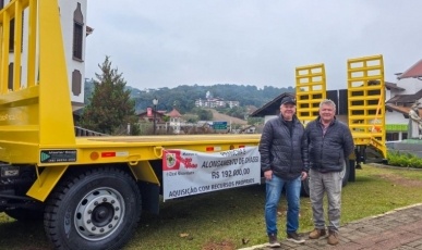 Treze Tílias investe em novo caminhão prancha para fortalecer a frota da Secretaria de Obras